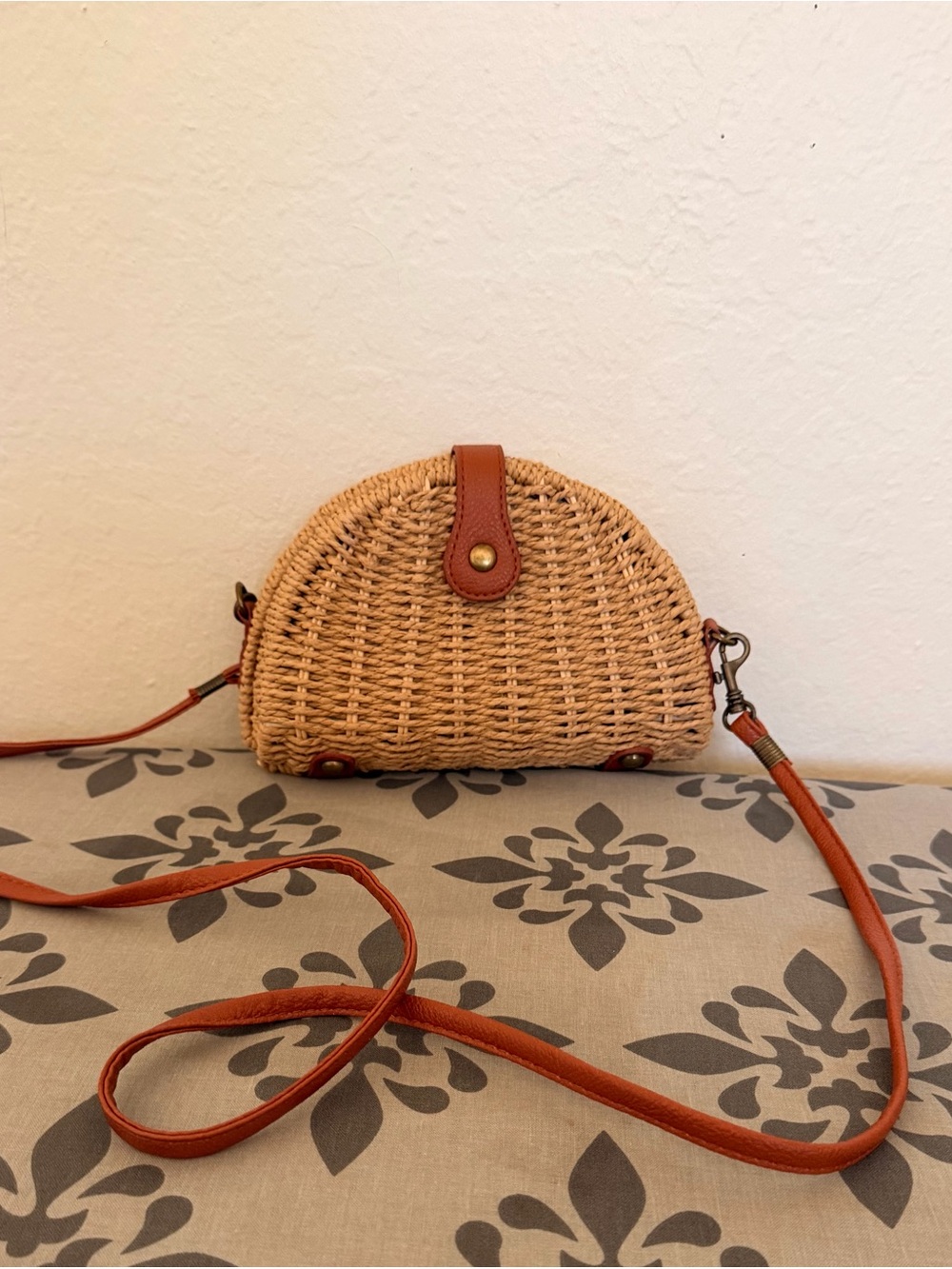 NEW Woven Straw Crossbody Bag with Tan Leather Trim - Picture 3 of 4
